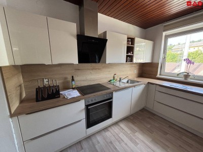 Charmante Balkonwohnung in ruhiger Umgebung im grünen Herzen von Untergrünburg: helle Raumaufteilung, praktischer Abstellraum und privater Parkplatz vor der Haustüre! Hochwertige Küchenablöse möglich!