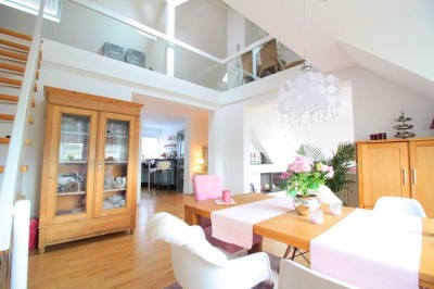 Charmante Dachgeschosswohnung mit Galerie, Loggia und Kamin