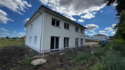 Neubau Doppelhaushälfte in Magdeburg mit Garten & Blick ins Grüne - Grundstück 538qm - von privat