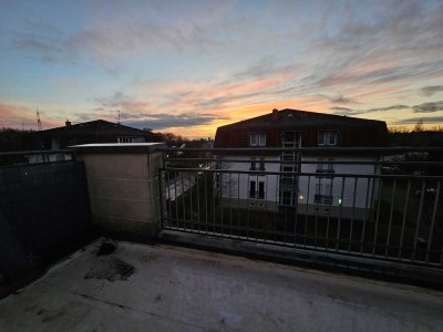 Frisch renovierte 2-Zimmer-Dachgeschosswohnung mit 2 Balkonen