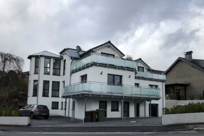 Neuwertige Penthouse-Wohnung mit drei Zimmern sowie Balkon und EBK in Lindlar