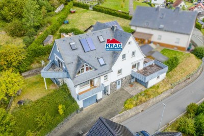 KRAG Immobilien ++ Vielseitiges Wohnhaus mit mehreren Etagen, Balkonen und Garagenanbau