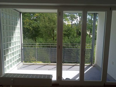 Geschmackvolle 2-Raum-Wohnung mit gehobener Innenausstattung mit Balkon und Einbauküche in Puchheim