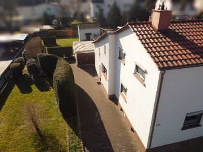 Doppelhaushälfte mit Garten und baulichem Erweiterungspotenzial. Erbpacht-Grundstück. Provisionsfrei