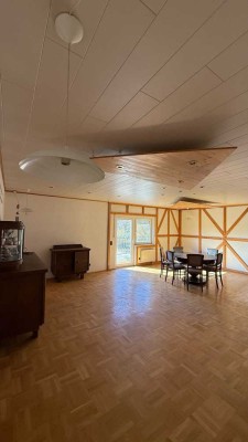 Schöne und sanierte 4-Raum-Wohnung mit Balkon und EBK in Usingen