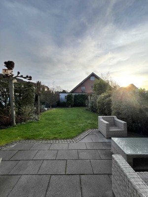 Helle Doppelhaushälfte mit großem Garten, Garage & Dachstudio – ideal für Familien