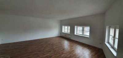 Frisch renovierte 4-Raumwohnung mit Außensitz.