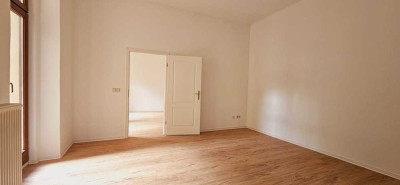 Renoviert und ab sofort bezugsfertig! 2-Raum-Erdgschosswohnung mit Balkon in der Augustastraße!