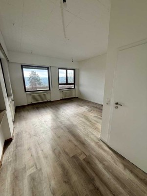 WG-Neugründung: WG-Zimmer in großzügiger 6er WG - Zwei Küchen, drei Bäder, zwei Garagen und Terrasse