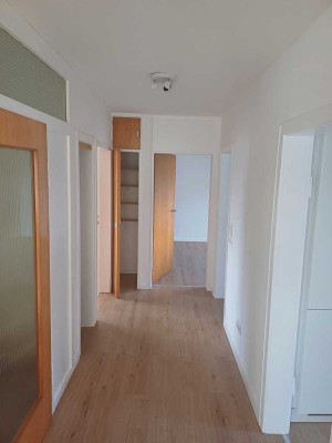 Sanierte 3 bis 4-Zimmer-Wohnung zur Miete in 37083 Göttingen