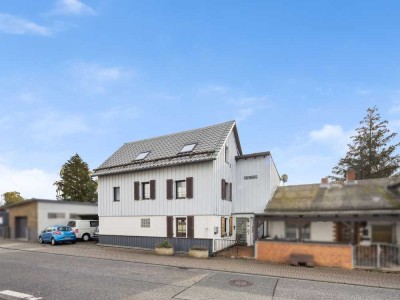 Großzügiges Mehrgenerationenhaus mit Anbau und idyllischem Garten in Staufenberg