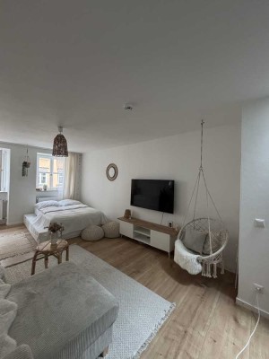 Helle, sanierte Altbauwohnung in der Landshuter Altstadt zur Untermiete (01.09.25 – 15.02.2026)