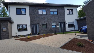 Modernes Wohnen in großer Doppelhaushälfte mit Garage (4 Zimmer)