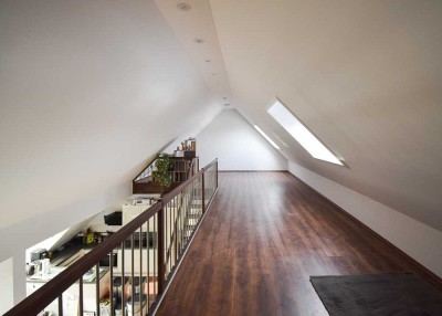 Einmalige 3-Zimmer-Galeriewohnung mit Carport und Einbauküche in Augsburg-Inningen