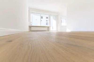 Geschmackvolle, vollst. renovierte 2-Raum-Hochparterre-Wohnung mit lux. Innenausstattung und EBK