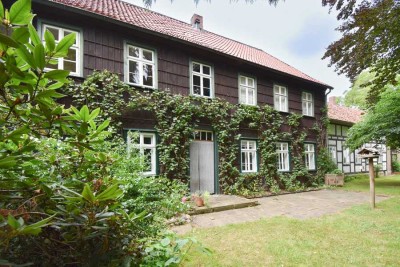 Denkmalgeschütztes Forsthaus-Ensemble mit Stall und Teich auf parkähnlichem Anwesen!