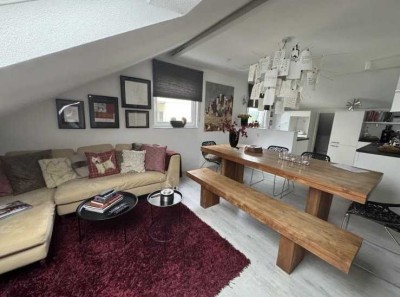Exquisite 2,5 Zimmer Dachgeschoss - Wohnung mit Einbauküche und Balkon