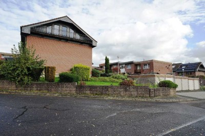 Bezugsfreies Reiheneckhaus mit wohnlich genutztem Dachausbau in Sackgasse am Leimbacher Berg!