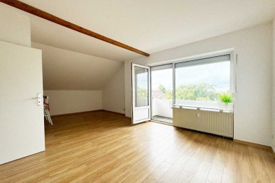 GEMÜTLICH + RUHIG Dachgeschosswohnung mit Loggia und schönem Ausblick