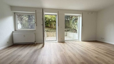 ERSTBEZUG NACH RENOVIERUNG: Wohnung mit Terrasse im Souterrain, modernes Bad mit Dusche und Fenster