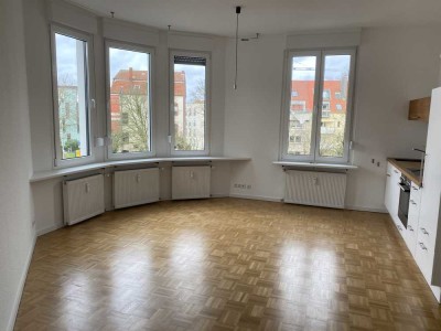 Schloss / Uni- Nähe - Helle und Sanierte - 2 Zimmer Wohnung - Einbauküche - Aufzug