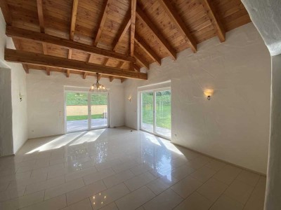 Geräumiges Einfamilienhaus mit großem Grundstück