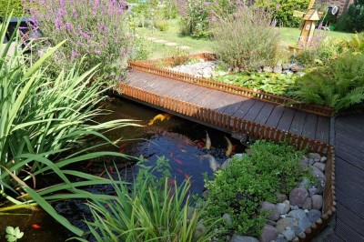 Idyllisches Grundstück mit Koi-Teich und großzügigem Wohnhaus