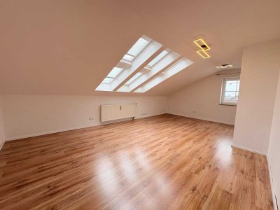 Sonnige Dachgeschosswohnung mit 80 m² Wohnfläche und heller Küche