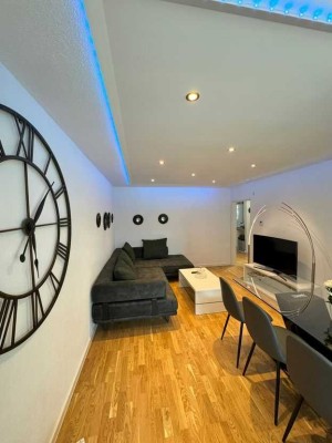 Schöne, hochwertig sanierte 3-Zimmer-Wohnung mit Balkon in Frankfurt – voll möbliert