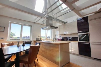 DREAMHOUSE Immobilien: Attraktiver Dachgeschossausbau mit großzügigem Grundriss
