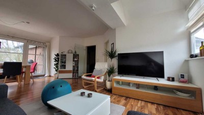 Stilvolle, gepflegte 4-Zimmer-Dachgeschosswohnung mit Balkon und EBK in Hürth-Hermühlheim