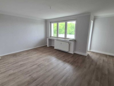 Träumhaft schön!  Alles neu! Top 3,5 Raum Wohnung in zentraler Lage ! Balkon und Aufzug !