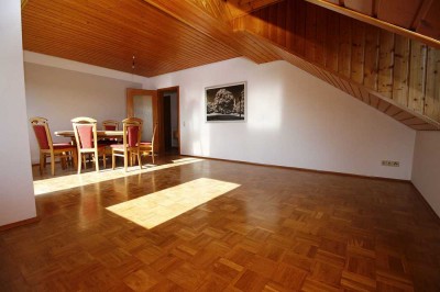Dachgeschosswohnung mit Balkon | inkl. KFZ-Stellplatz | Nachtspeicheröfen