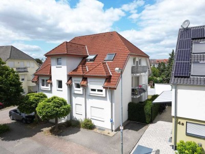 Moderne, helle Dachgeschosswohnung mit Balkon in gepflegtem 6-Parteienhaus!