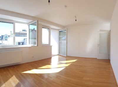 Ihr neues Zuhause: Lichtdurchflutete Wohnung mit Loggia