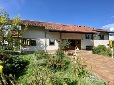 Großzügiges Wohnen in 6-Zimmer-Terrassenwohnung mit Balkon und EBK in Mettenheim