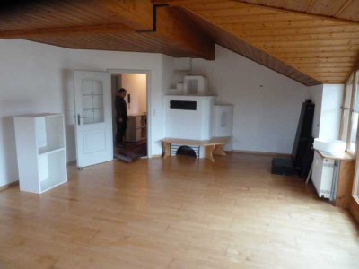 Schöne und gepflegte 4-Zimmer-Dachgeschosswohnung mit gehobener Innenausstattung, EBK in Übersee