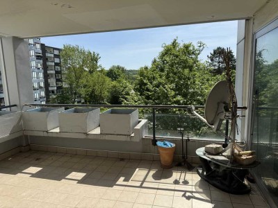 Schön geschnittene 3-Zi.-Wohnung mit tollem Balkon - EBK - Pkw-Stellplatz