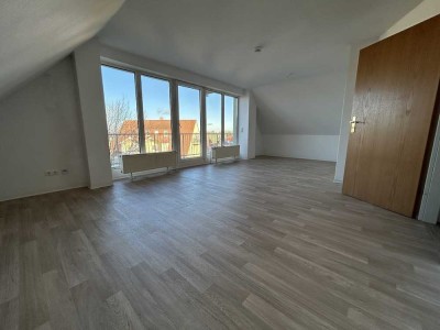 Genau das Richtige! Helle 3-Zimmer-Wohnung mit Balkon im Dachgeschoss!