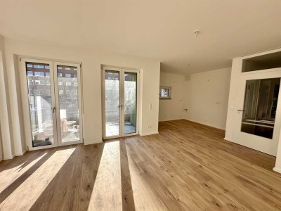 Neubau Erstbezug: Lichtdurchflutete EG-Wohnung mit Garten, TG-Stellplatz & hochwertiger Einbauküche