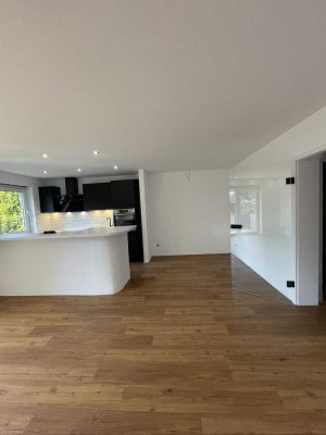 Exklusive 2,5-Zimmer-Wohnung mit Balkon, eigenem Garten & luxuriöser Ausstattung Am Waldesrand