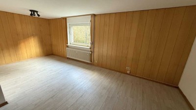 Helle, freundliche, 1 Zimmer-Wohnung im Souterrain