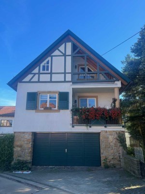 Renovierte, helle 2-Zimmer-DG-Wohnung mit Balkon und Einbauküche in Essingen