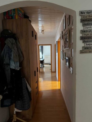 Schöne und gepflegte 4-Zimmer-Wohnung mit gehobener Innenausstattung mit Balkon und EBK in Rödental