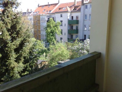 Blick über Stötteritz, helle Zwei- Raumwohnung mit Balkon, 1.OG,  Bad mit Wanne