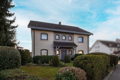 TOLLER SÜDBALKON! Großzügige 4 1/2-Zi.-Maisonettewohnung mit Garage