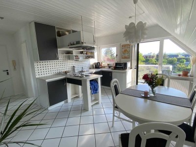 Helle Dachgeschosswohnung mit Balkon