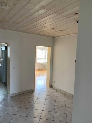 Stilvolle, vollständig renovierte 4-Zimmer-Wohnung mit Balkon und EBK in Germering