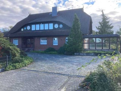 Geräumiges Einfamilienhaus auf großem Grundstück mit Garagenhäuschen und Sauna