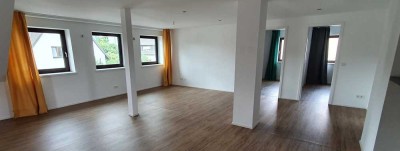 Neuwertige 3-Zimmer-Dachgeschosswohnung mit Balkon und EBK in Amberg